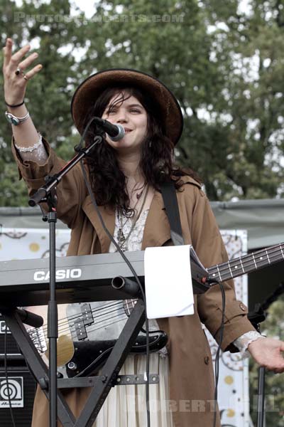 SOKO - 2011-09-11 - PARIS - Parc de Bagatelle - 